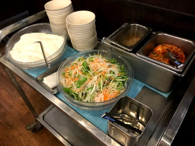 杏仁豆腐とサラダバー、キムチなど